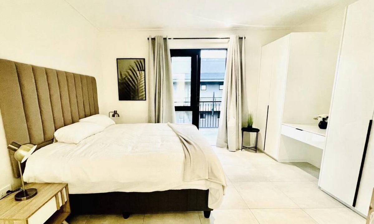 Greater Johannesburg Metropolitan Area Apartment | Hyde Park Cr Sandton Luxury Top Floor 2 BR End Unit W/Balcony No Load Shedding