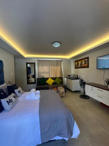 Parklands House | Immaculate,Alttrative &Modern 6 minutes away from the beach
