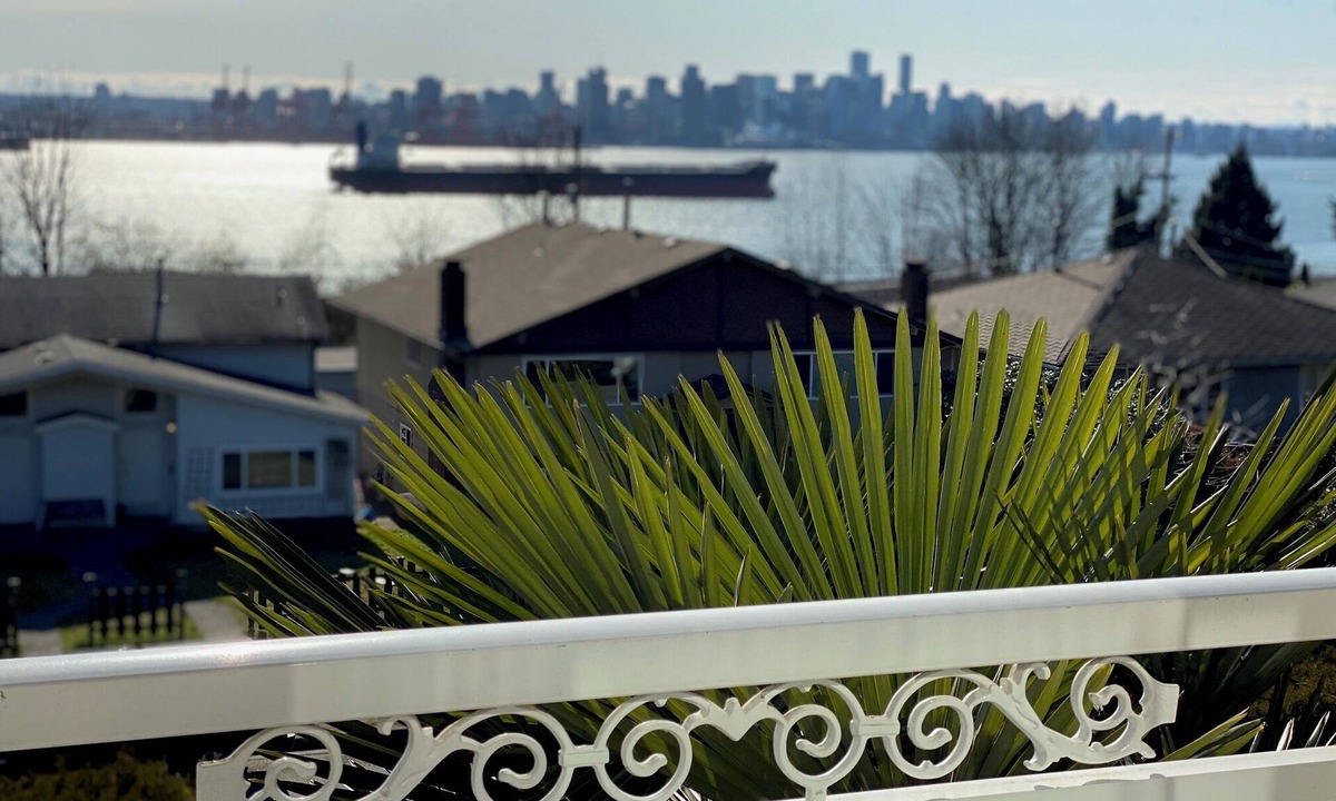 Lower Lonsdale Bed & Breakfast | Individual rooms with private bathrooms , own entrance in Ocean Breeze B&B INN