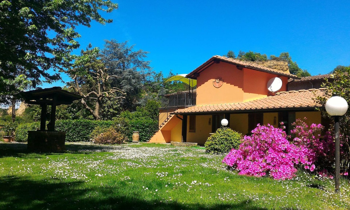 Castelfranco di Sopra House | Intero Agriturismo riservato: giardino e piscina di acqua salata tutta per voi