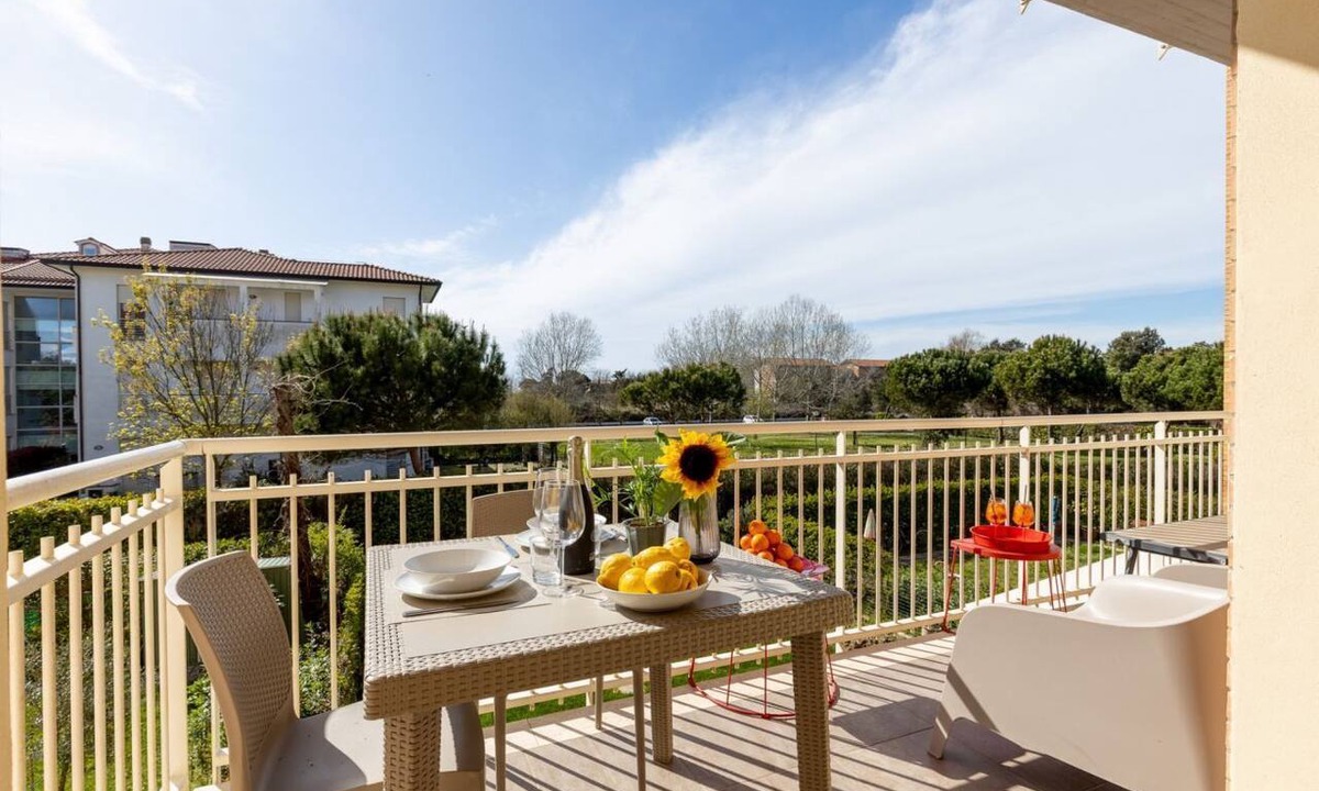 Calambrone Apartment | GuestHost - Elegant apartment of 70 sqm, for 4 people, located on the 1st floor with lift of a renovated building, equipped with shared swimming pool and private parking space.The property is located in Calambrone, just 400 mts from the sea. Near the acc
