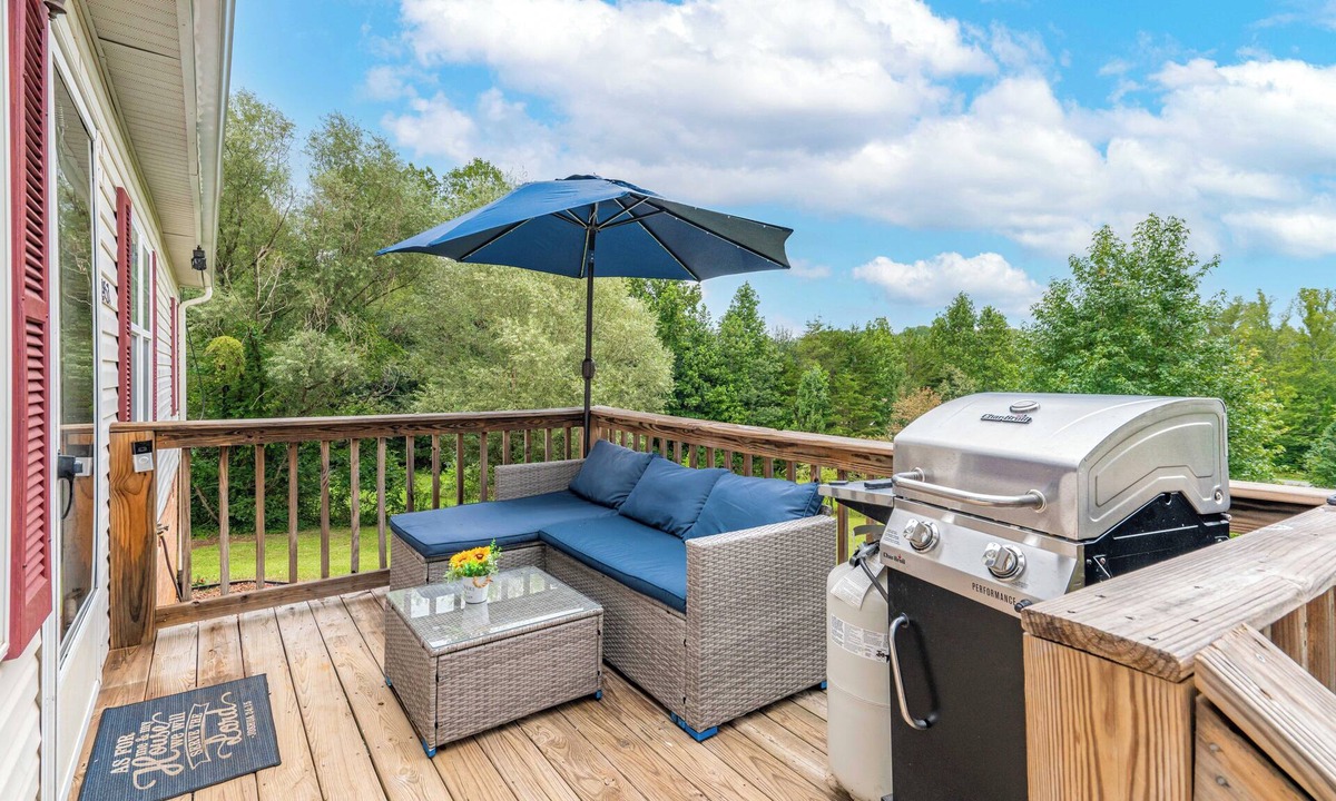 Madison House | King Bed Pet Friendly BBQ Grill Peaceful