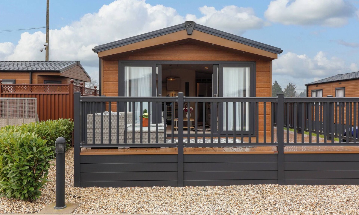 Evesham Cottage | KINGFISHER LODGE 36, family friendly, with a garden in Evesham