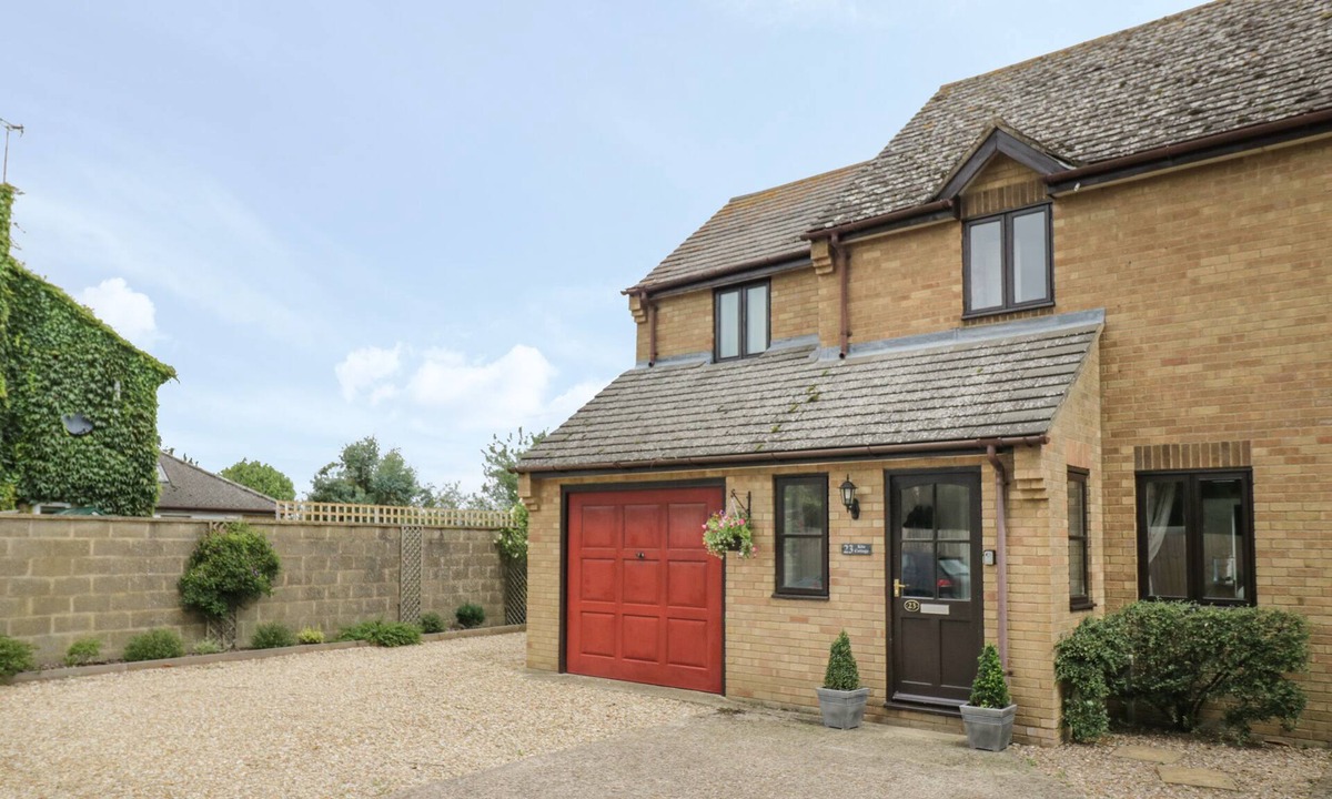 Brackley Cottage | KITE COTTAGE, pet friendly, with a garden in Syresham