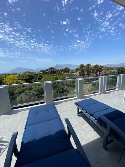 Kommetjie Apartment | Kommetjie Penthouse! Sea Views! Sun & Surf!