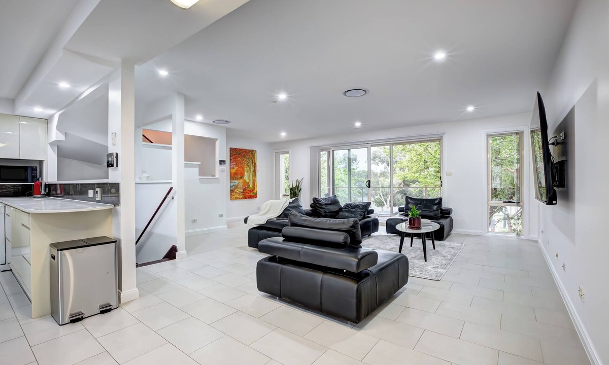 Amaroo House | LAKEVIEW FAMILY ESCAPE. BIG TWO STOREY HOUSE FACING THE LAKE AND PARK. CARPARK.