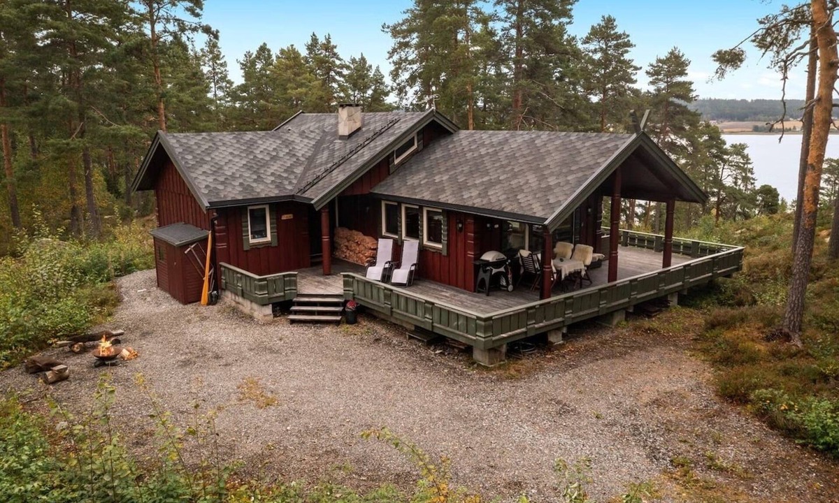 Trogstad Cabin | Lakeview forest cabin with hot tub, terrace and fireplace