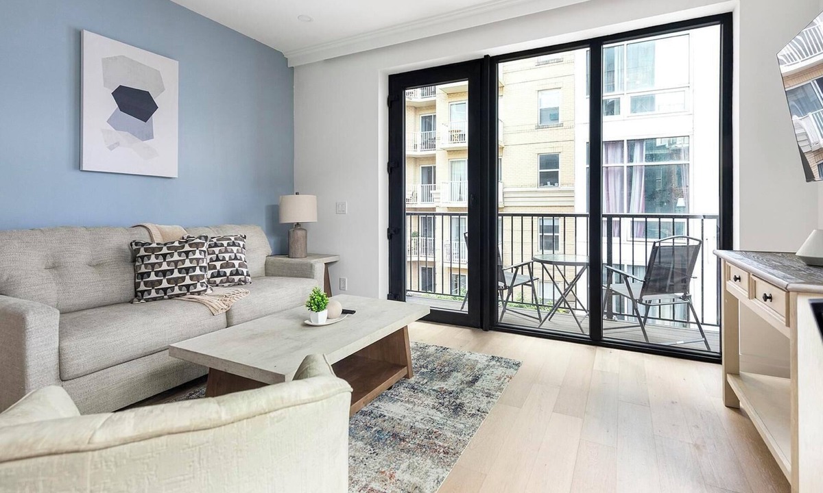 Mount Vernon Square Apartment | Landing | Stylish 2BD in Logan Circle