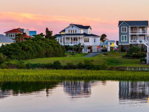 Oak Island House | LayLow Oceanview House , Hot Tub, Arcade & Golf