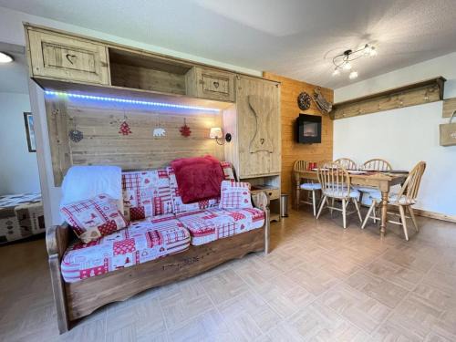 Flumet Apartment | Les Chalets Des Evettes - Appartement deux chambres au pied des pistes dans une résidence avec piscine MAE-9151