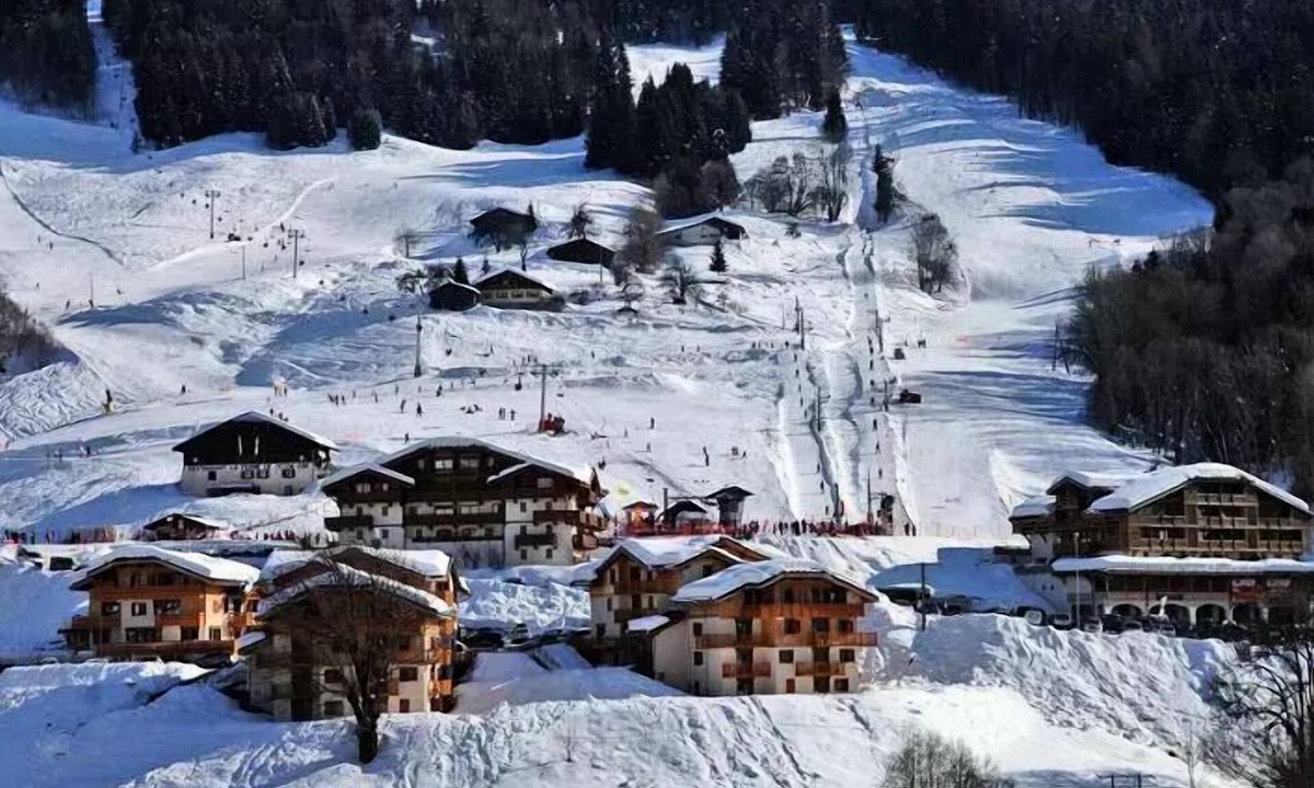 Flumet Apartment | Les Evettes Chalets - Two bedroom apartment at the foot of the slopes in a residence with swimming pool