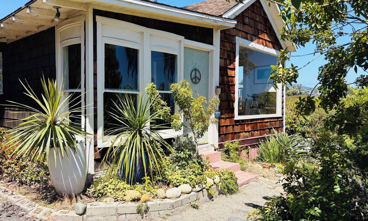 Santa Barbara House | Lillie’s Oceanview RUSTIC Boho Surf Cottage Steps to the beach & fun!