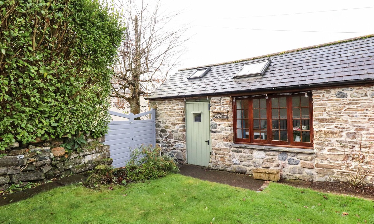 St Austell Cottage | LITTLE ORCHARD BARN, pet friendly, with a garden in St. Austell