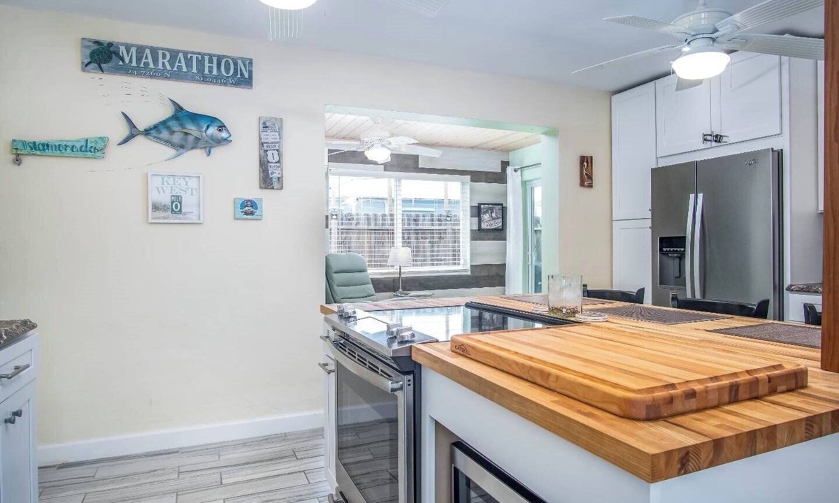 Little Venice House | Little Venice Family Affair 2 bedroom 1 bath One Block from the Ocean