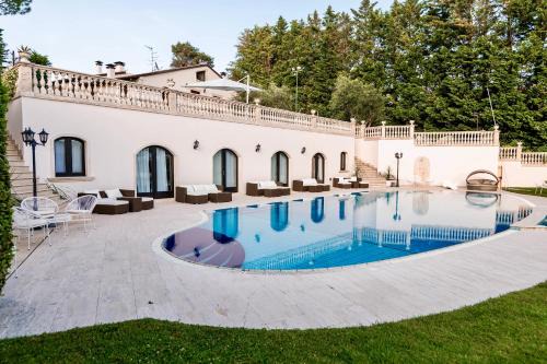 Sant'Angelo in Lizzola House | Living la Dolce Vita with pool