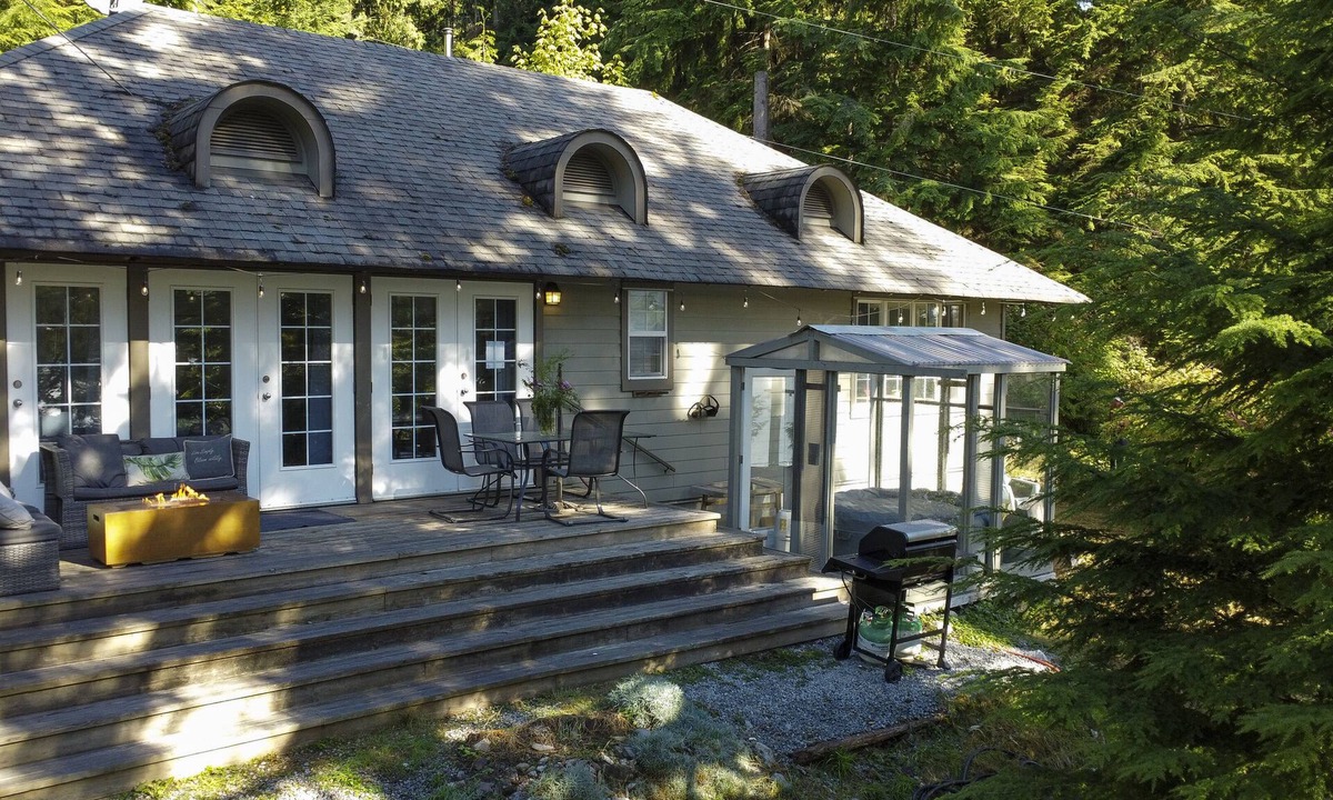 Port Moody Cabin | Lodge C2 |Hot tub & Sauna |Cape Carraholly Retreat