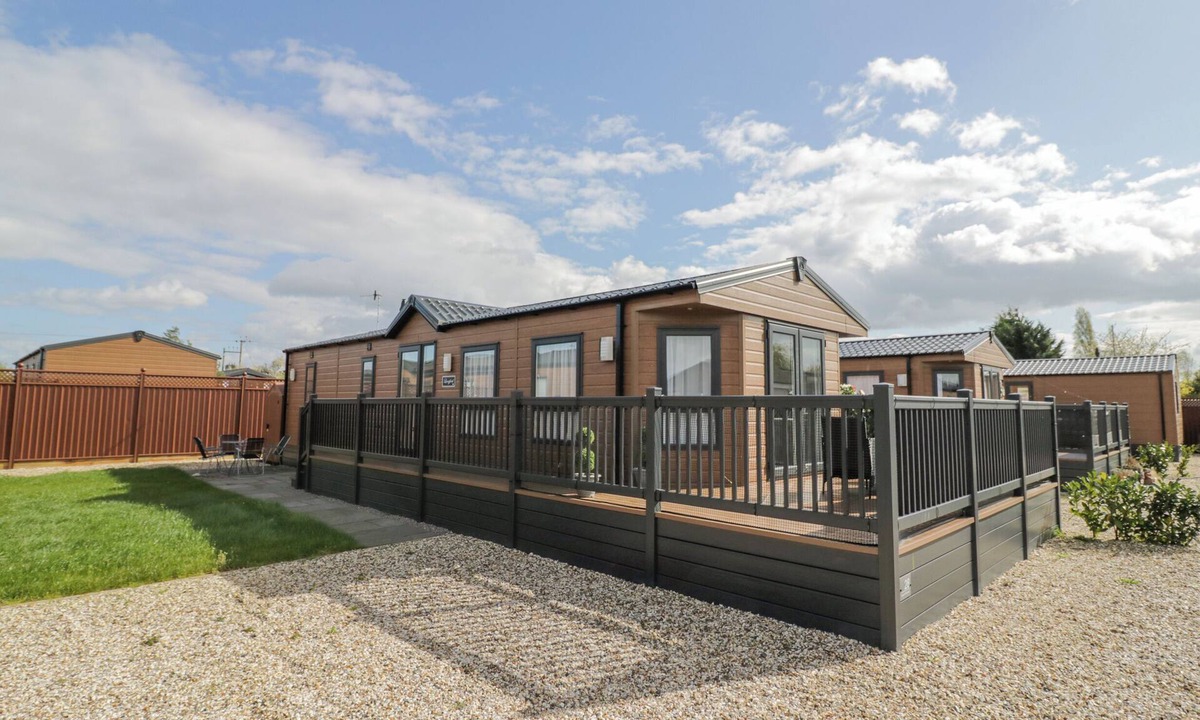Evesham Cottage | LONG ACRES LODGE, family friendly, with a garden in Evesham