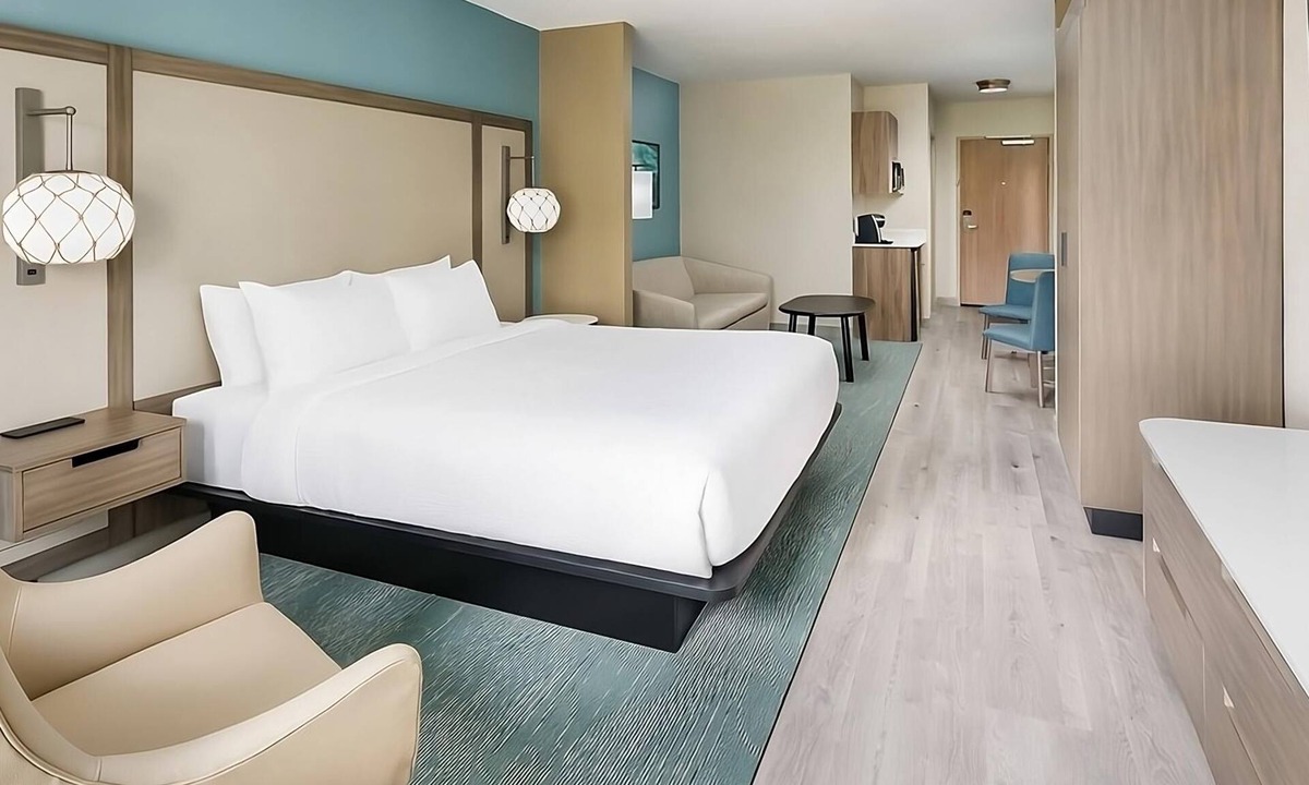 Marathon Hotel | Look No Further! With Free Breakfast, Outdoor Pool, Pets are Welcome!