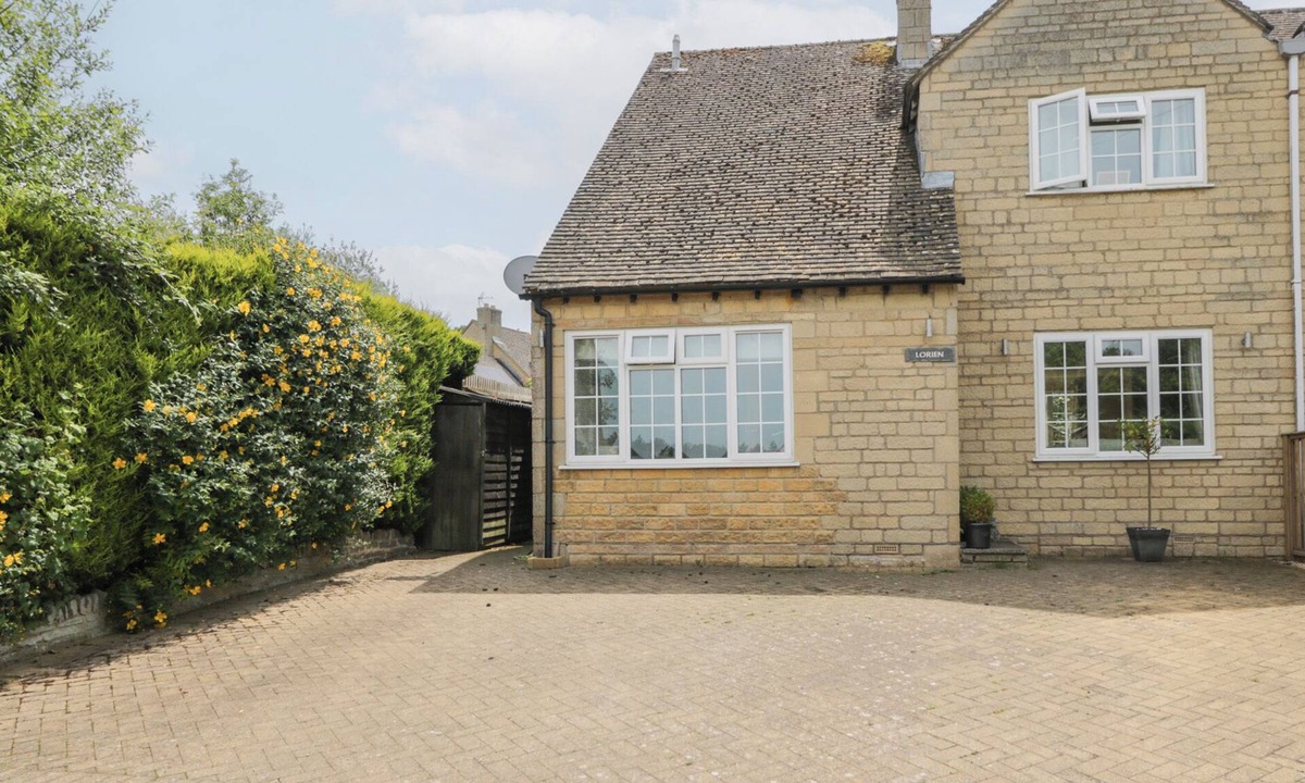 Great Rissington Cottage | LORIEN, pet friendly, with open fire in Bourton-On-The-Water