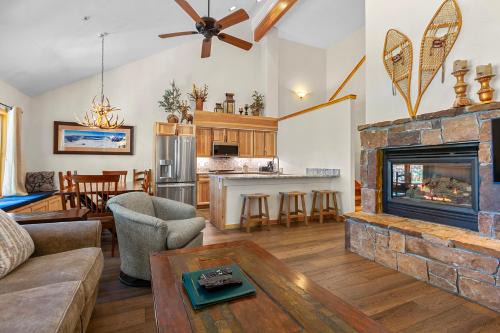 Four O'Clock House | Los Pinos 21A by Great Western Lodging