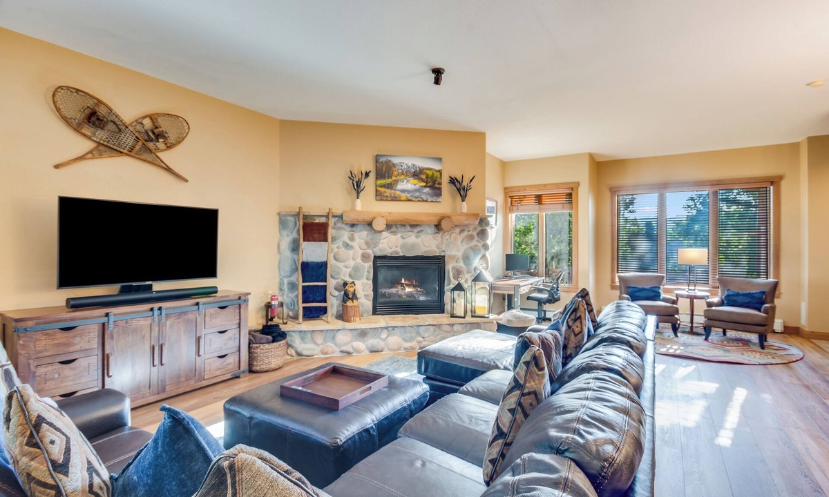 Steamboat Springs House | Lots of Light - Prvt Garage - On Ski Bus Line - Comm Hot Tub