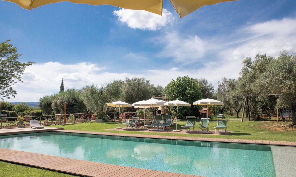 Campiglia Villa | Lovely apartment in villa for 2 guests with pool, WIFI, TV, patio and pets allowed