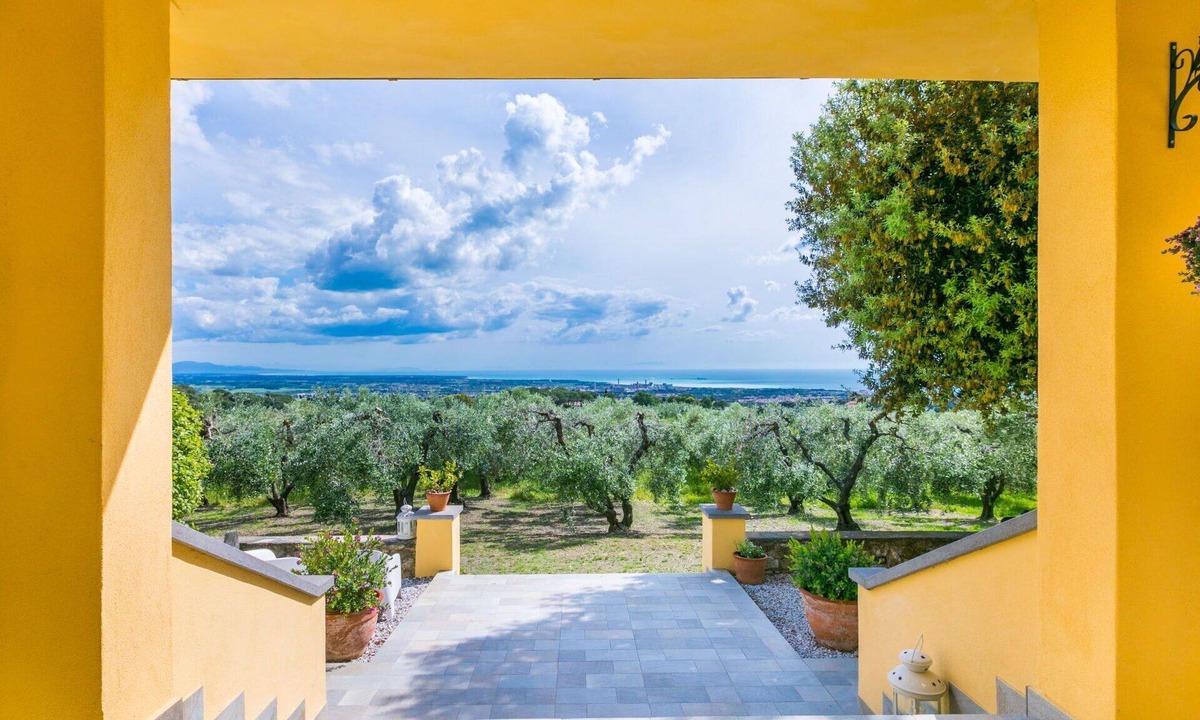 Rosignano Marittimo Apartment | Lovely apartment for 4 people with WIFI, TV, terrace, pets allowed and panoramic view