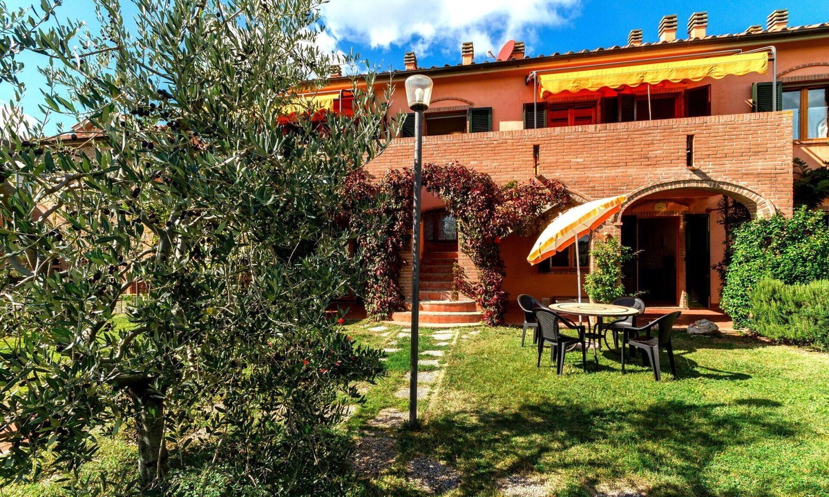 Sughera Apartment | Lovely apartment for 5 people with A/C, pool, WIFI, TV and veranda, close to San Gimignano