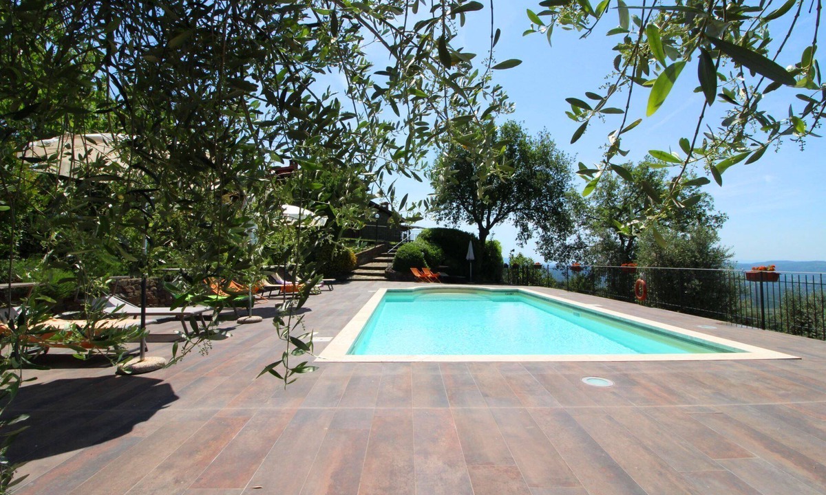 Loro Ciuffenna Apartment | Lovely apartment for 7 people with WIFI, pool, TV, pets allowed and parking