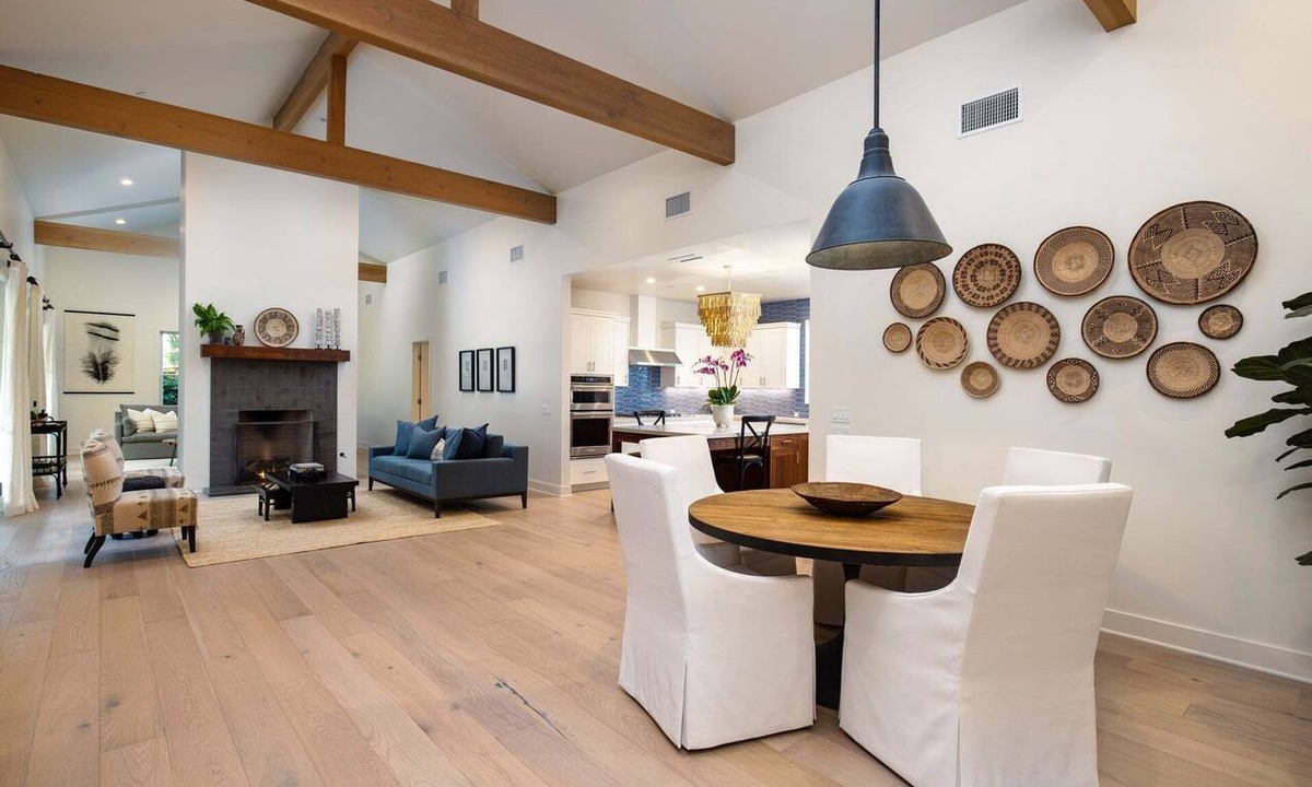 The Mesa House | Lovely Lighthouse Way Near State St, Beach and Parks On The Mesa.