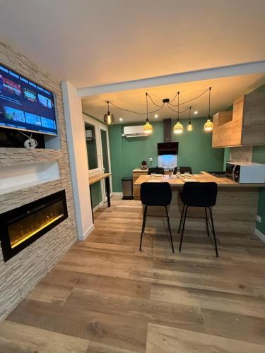 Albertville Apartment | loyika , résidence avec caméra et digicode possibilité location voiture Mercedes ,garage ,T3 climatisation ,cheminée, Netflix, petit déjeuner offert, boisson rafraîchissante pour la bienvenue, repas du soir fondue, raclette , barbecue sur demande