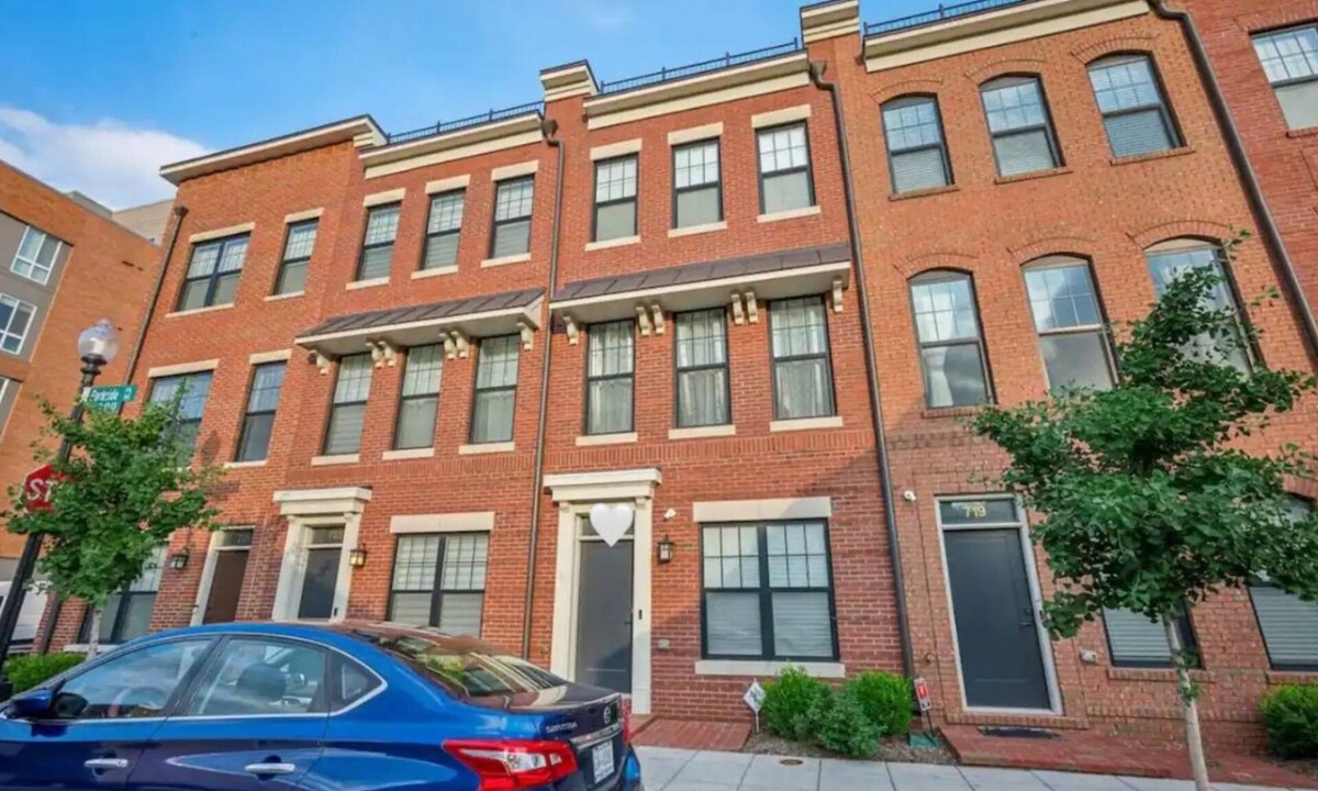 Central Northeast House | Lux 4BR home in DC l Parking & Metro access l Family, Corporate, & Extended stay