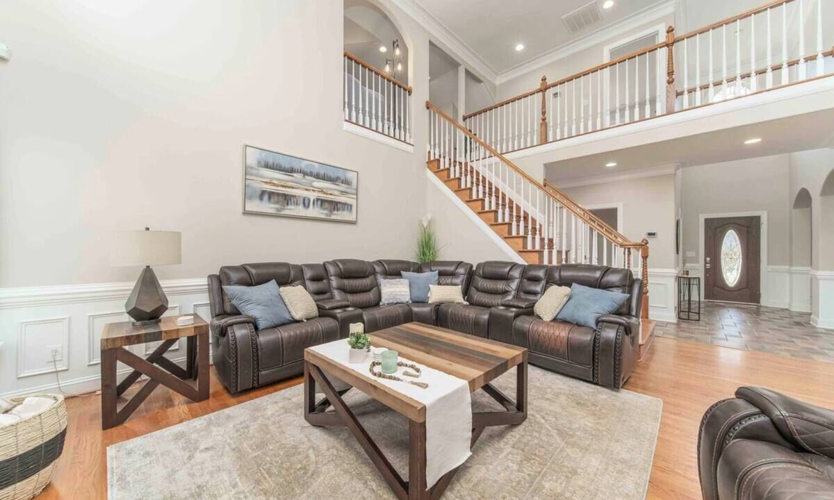 Kernersville House | LUX King Bed Game Room Theater TVs Wi-Fi