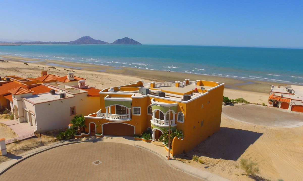 Villas de Las Palmas House | Luxurious 3 Story Home On The Beach Sleeps 15 With Private Pool and Wifi.