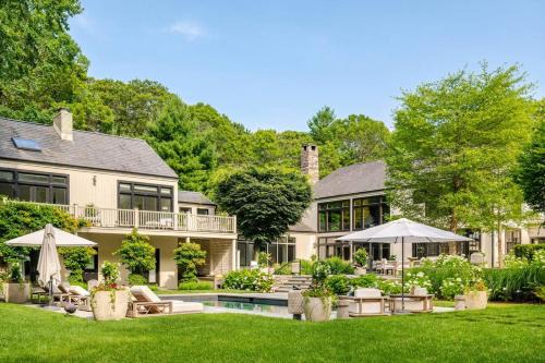 Northwest Harbor Villa | Luxurious 8 Bedroom Retreat with Pool East Hampton
