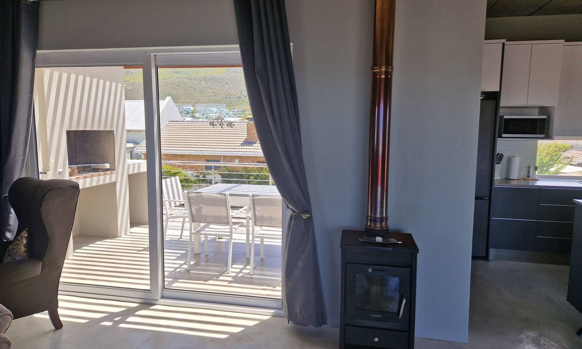 Sandbaai Apartment | Luxury 2 Bed Apartment with rooftop terrace, 3 balconies, mountain & sea views.