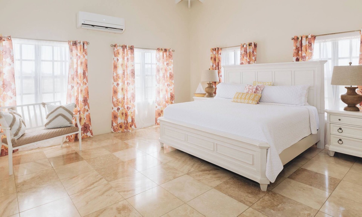 Estate Hermon Hill House | Luxury 3,000SF, 6 guests, 3 BR, 3 BA, Free Wi-Fi, AC, 5-10 Min beaches.