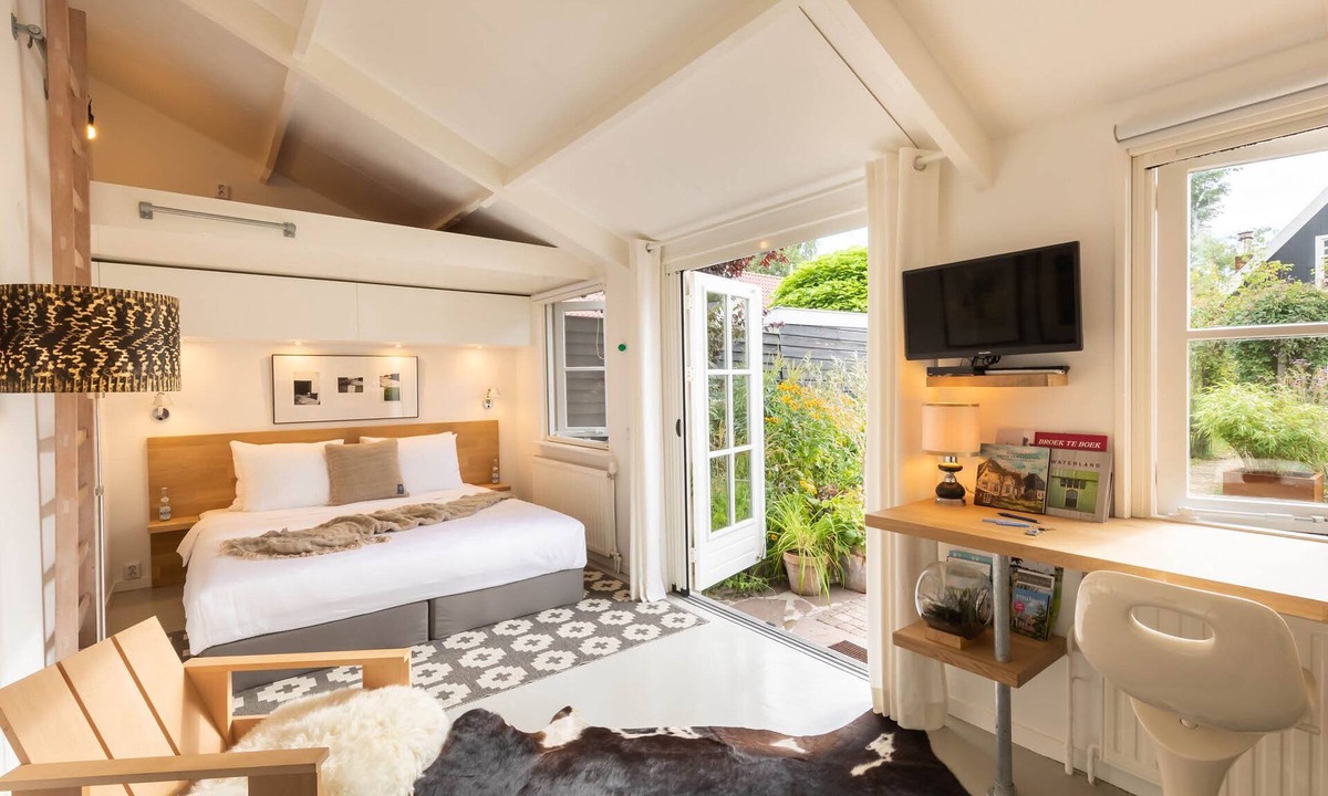 Broek in Waterland Ski Chalet | Luxury B&B in a historic village 10 km from downtown Amsterdam. Peace & comfort.