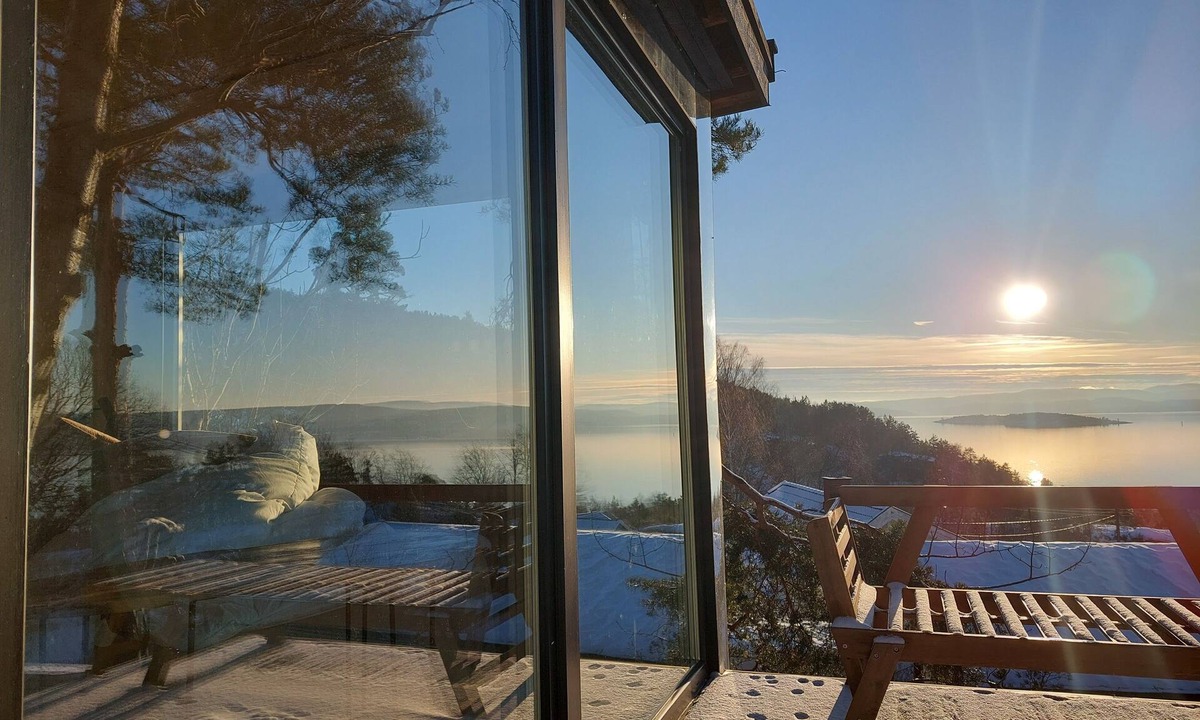 Fjellstrand Cabin | Luxury by the fjord of Oslo. Welcome to a mirrored cabin with great views