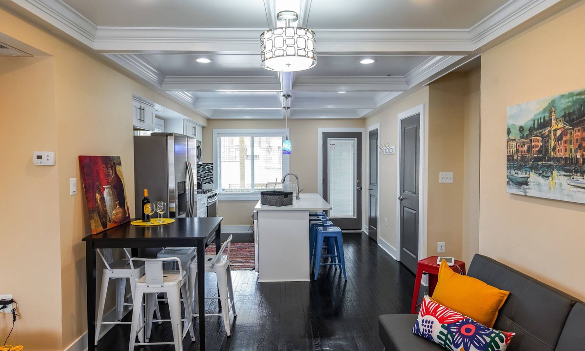 Benning House | Luxury contemporary stylish rowhouse + free parking; perfect for large groups