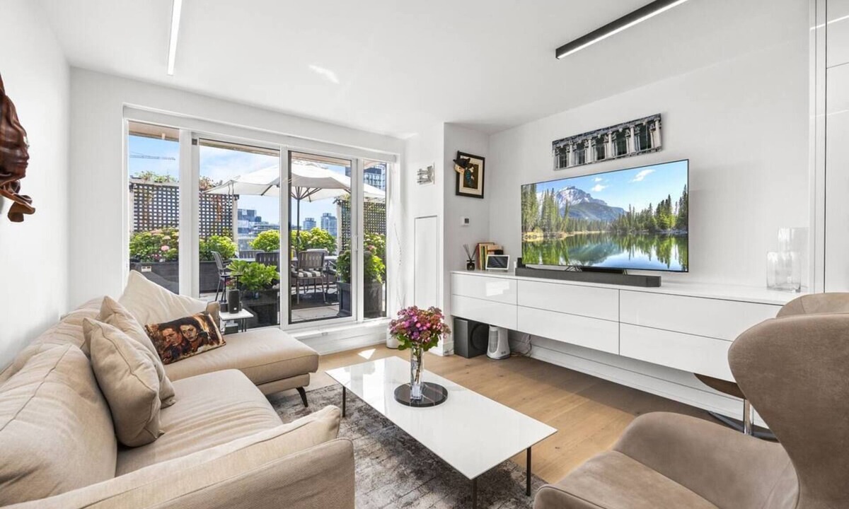 St. Lawrence Apartment | Luxury DT Toronto Condo | Private Terrace | Sleeps 4