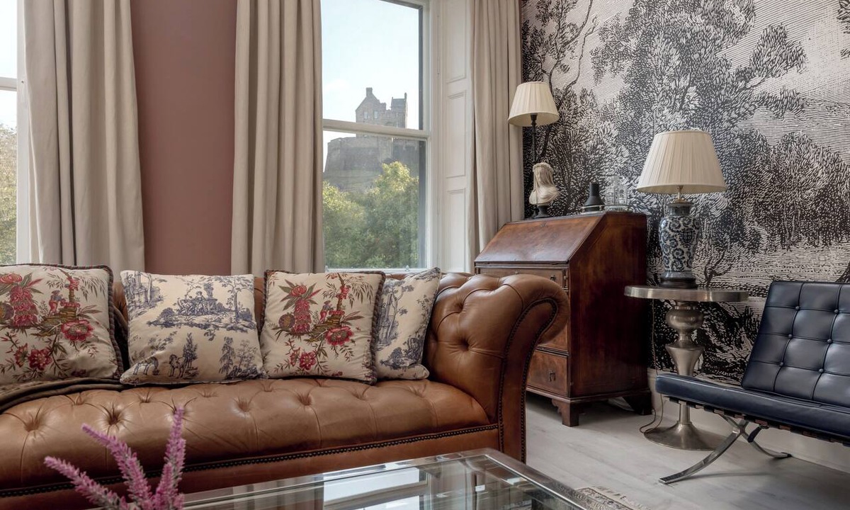 Old Town Apartment | Luxury city centre three-bedroom self-catering apartment with spectacular Edinburgh Castle views