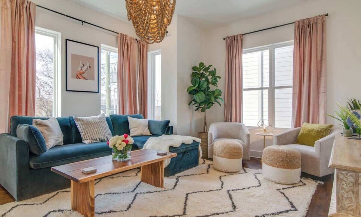 Hillsboro West End House | Luxury Hillsboro Village Rooftop Retreat, Sleep 12 w/Chef’s Kitchen, Smart TVs & Garage, Walk to Vanderbilt, Pancake Pantry & Boutique Shopping, Minutes to Broadway, 12 South & The Parthenon, 24/7 Hospitality