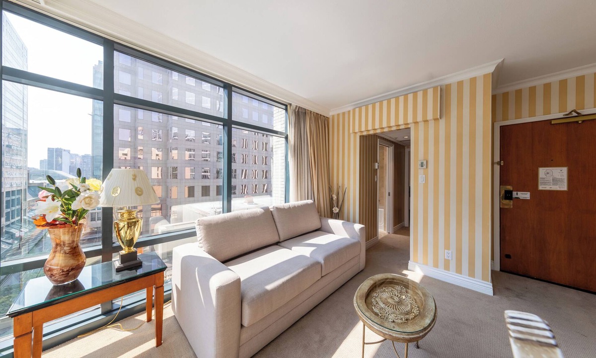 Central Hotel | Luxury King Suite at Le Soleil Vancouver Sleeps 4