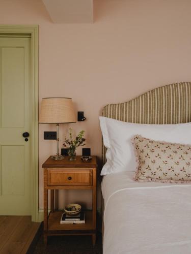 Stow-on-the-Wold Apartment | Luxury Landmark Stay in the Cotswolds with terrace & parking