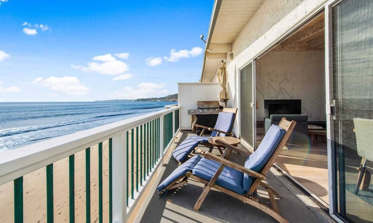 Central Malibu House | Luxury Malibu Road Oceanfront Townhouse PRIVATE BEACH