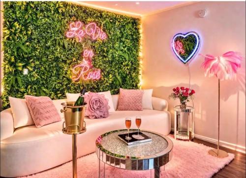Westlake Village Apartment | Luxury Pool View Spa Suite-Massage Chair-Steam Sauna-Welcome Champagne !