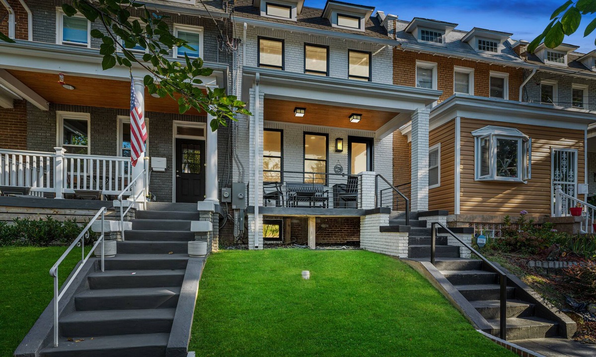 Brightwood Park House | Luxury rowhouse w/parking - centrally located