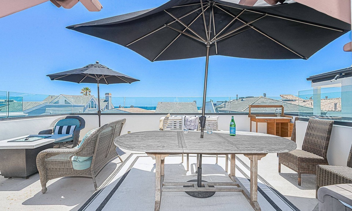 Balboa Peninsula House | Luxury Single-Family Vacation Home | Roof-Top Deck and A/C | The Perfect Vacation Headquarters!