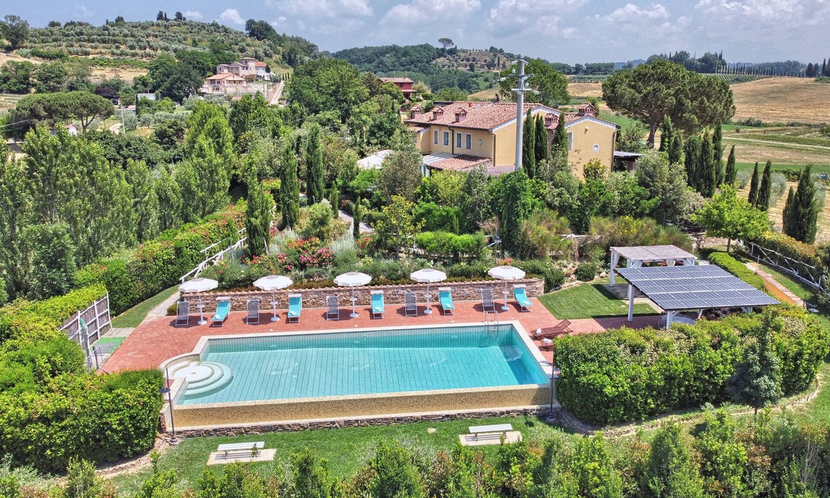 Palaia Villa | Luxury Villa in Tuscany with Pool near Pisa and Florence - Ten Bedrooms 20 pl